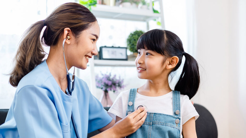アメリカの小児科クリニックで子どもを診察する日本人看護師