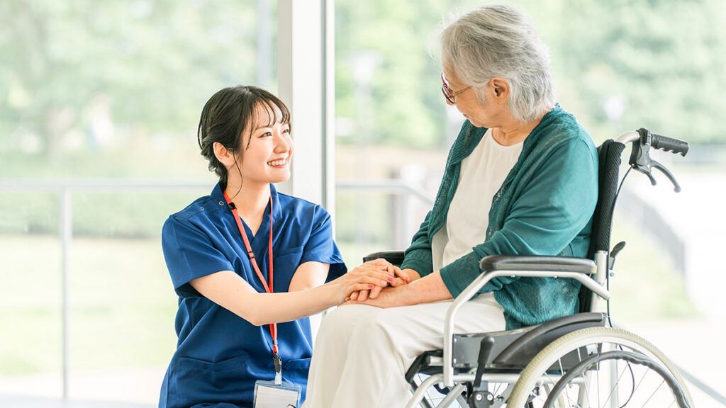 アメリカのナースがSNFで高齢患者に寄り添いケアする様子