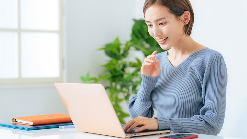 CGFNS(TrueMerit)申請や英文証明手続きを進める日本人看護師のイメージ